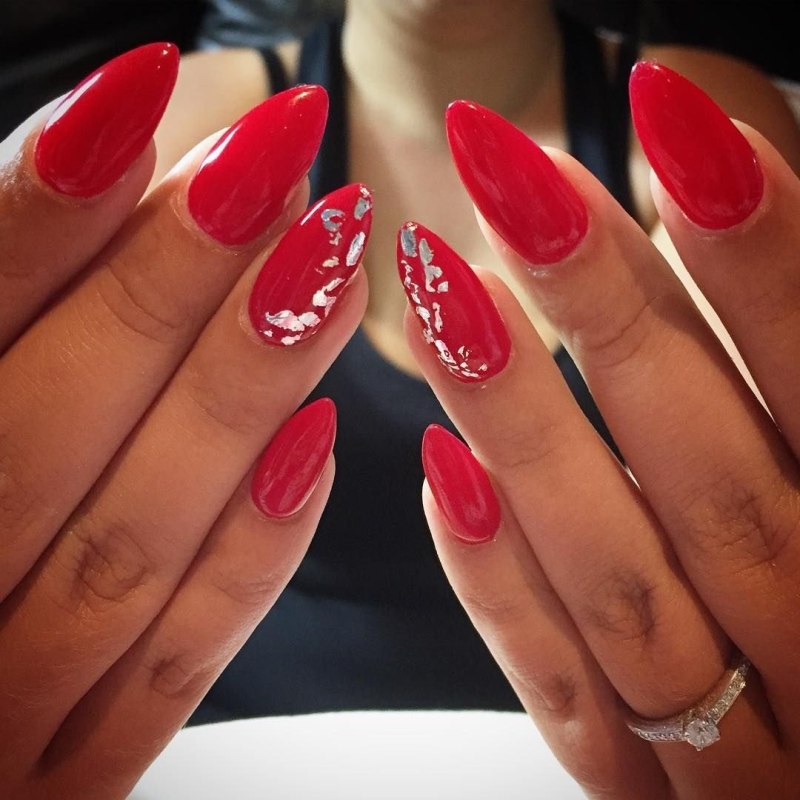 Стильный красный маникюр