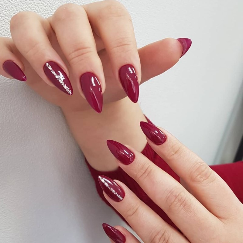 Ярко-красный маникюр