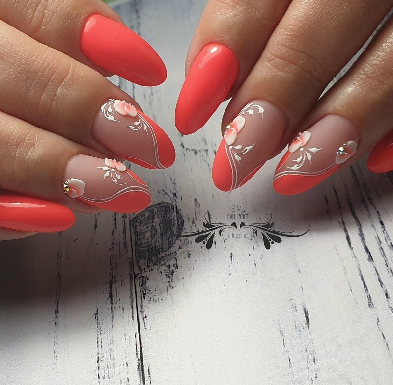 Красный френч на миндалевидных ногтях