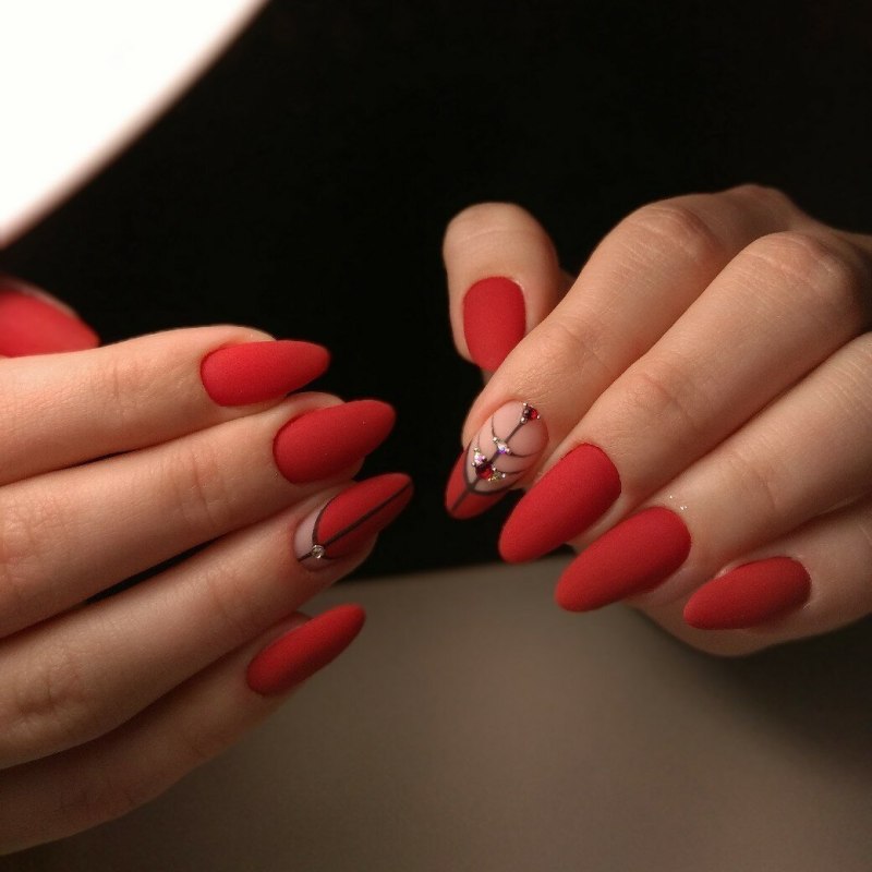 Красный френч на миндалевидных