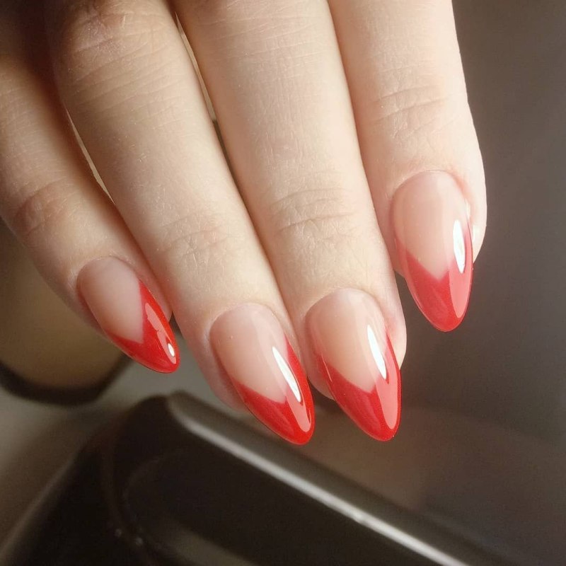 Красный френч на миндалевидных ногтях 2021