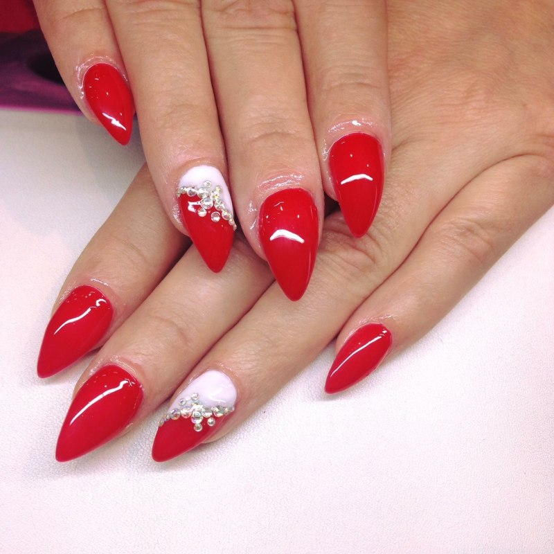 Красно черный френч на миндалевидных ногтях