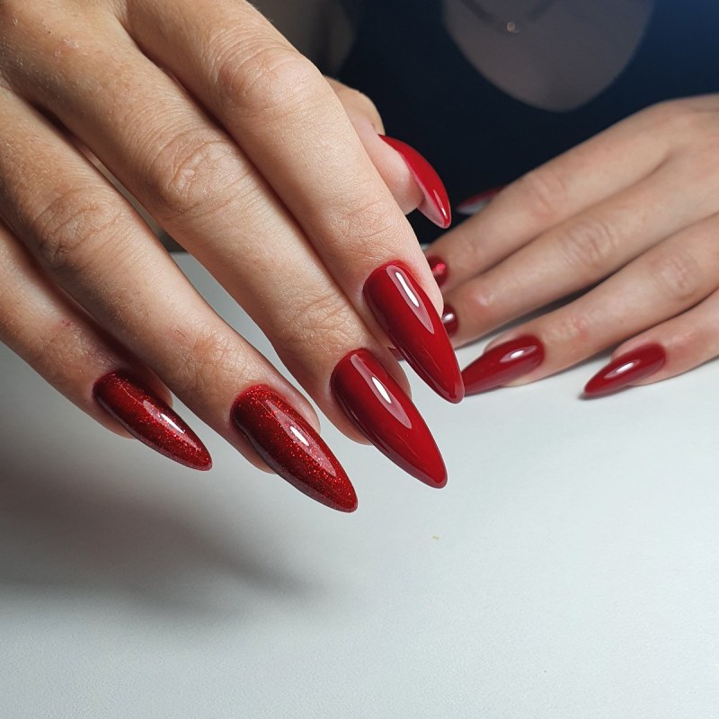 Красные ногти маникюр