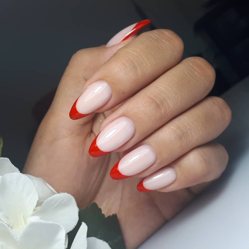 Красный френч на миндалевидных 2021