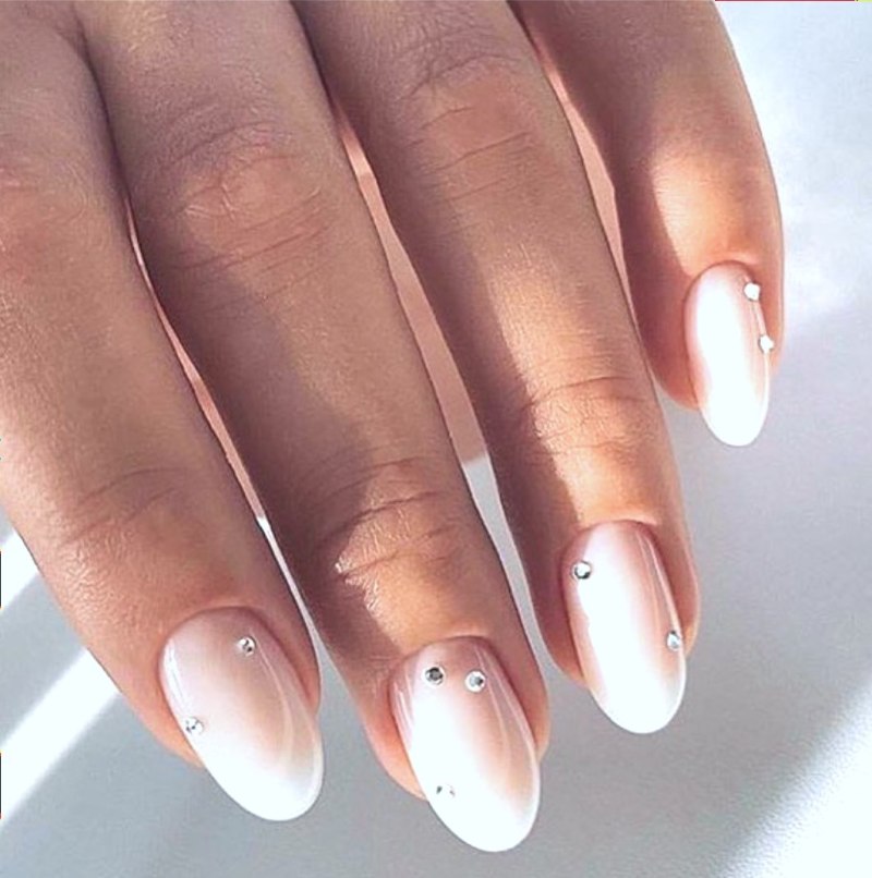 Французский маникюр на круглые ногти