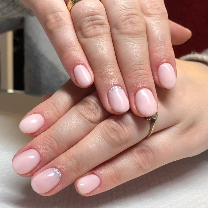 Маникюр на короткие круглые ногти нежные