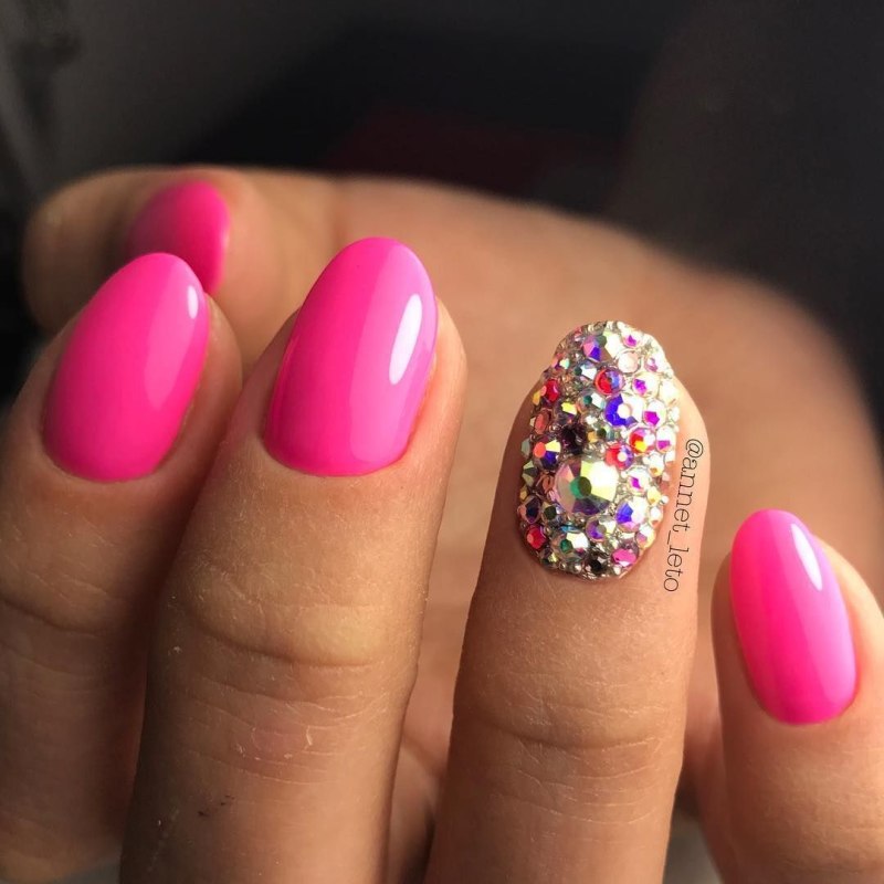 Яркий розовый маникюр