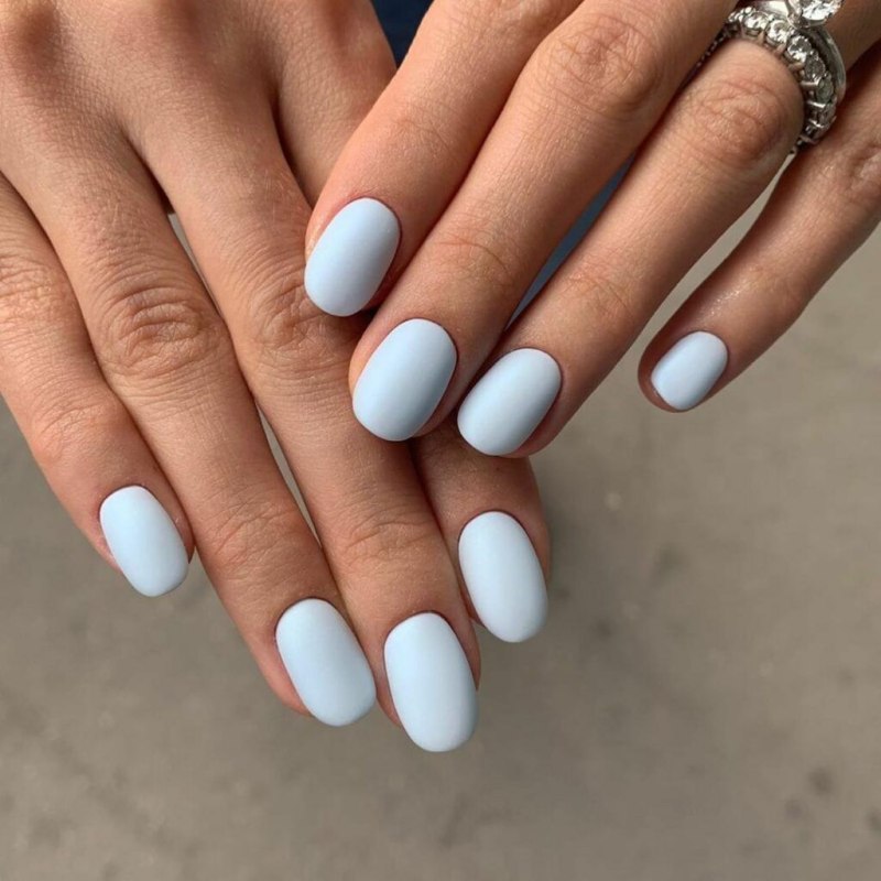 Голубой маникюр