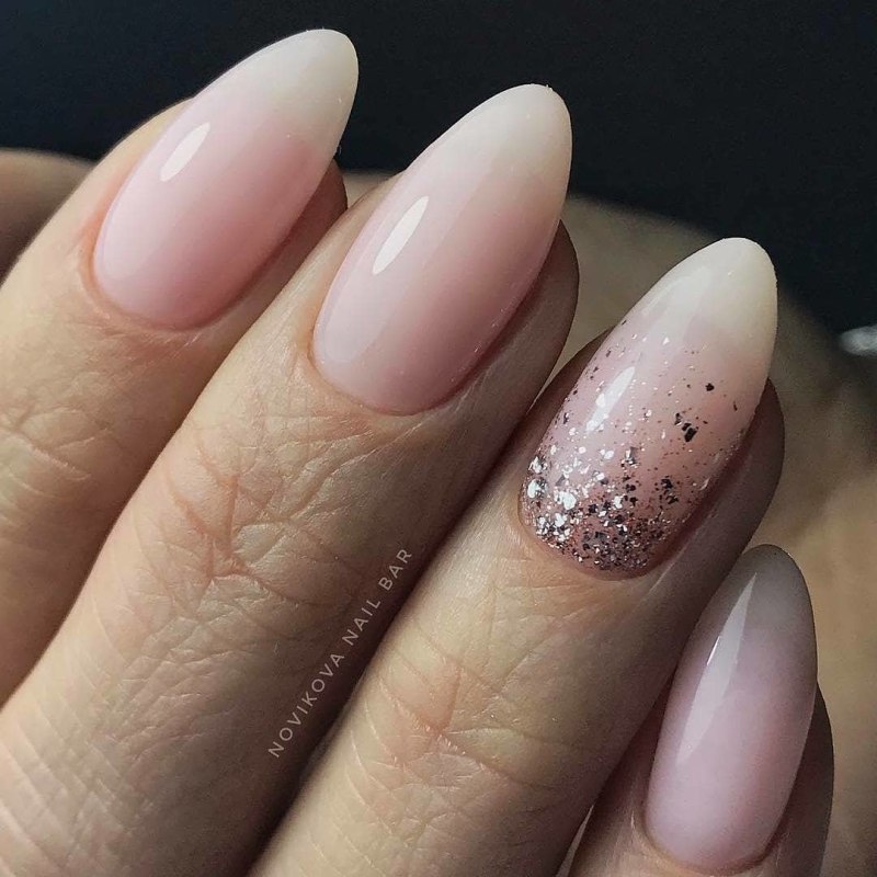 Нюдовый маникюр миндаль