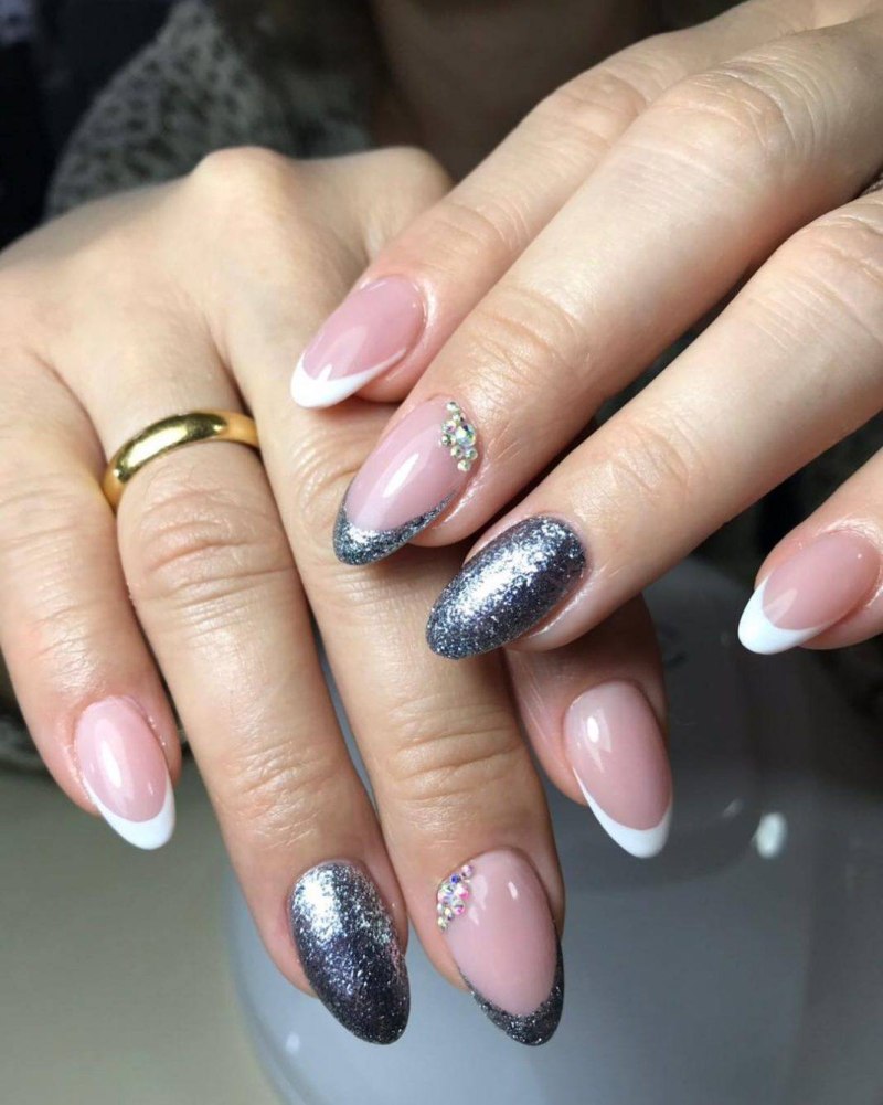 Френч на миндалевидных ногтях