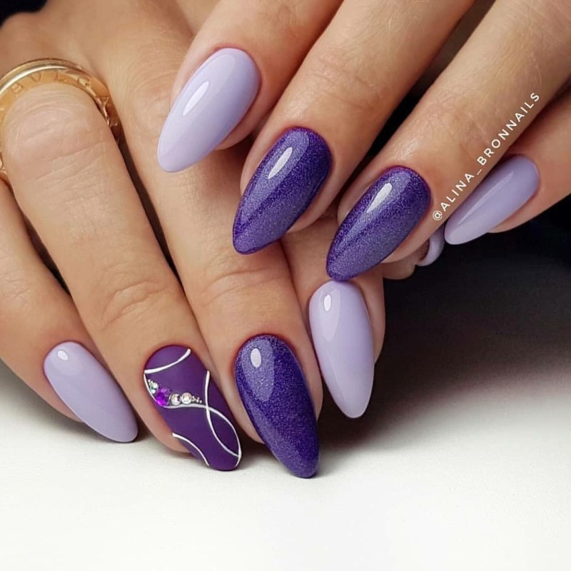 Стильный фиолетовый маникюр