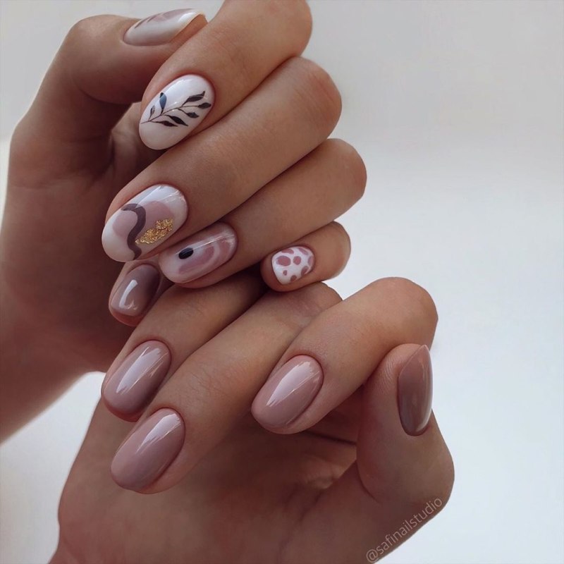 Маникюр беж с золотом 2022