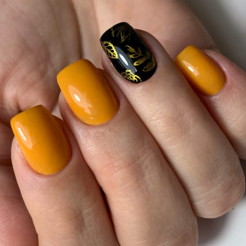 Нюдовый осенний маникюр