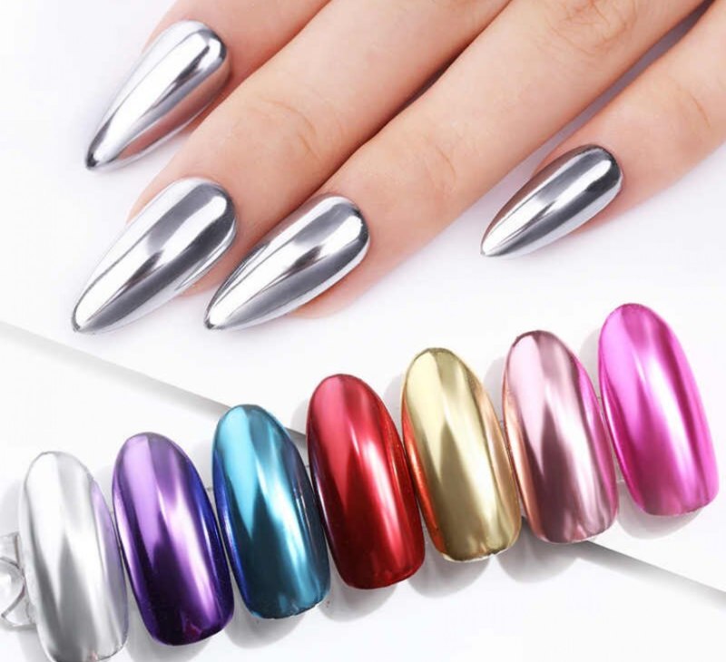 Синяя втирка на ногтях