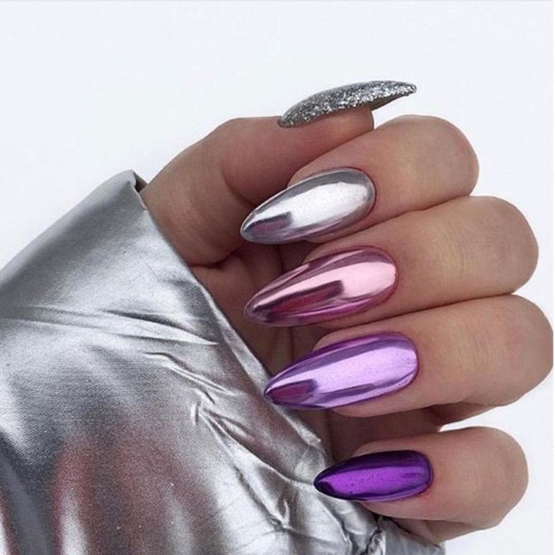 Розовый маникюр с втиркой и стразами