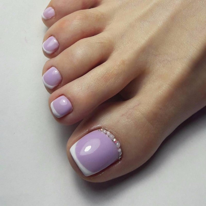 Сиреневый педикюр