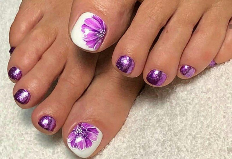 Педикюр фиолетовый
