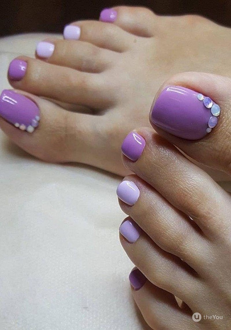 Светло сиреневый педикюр