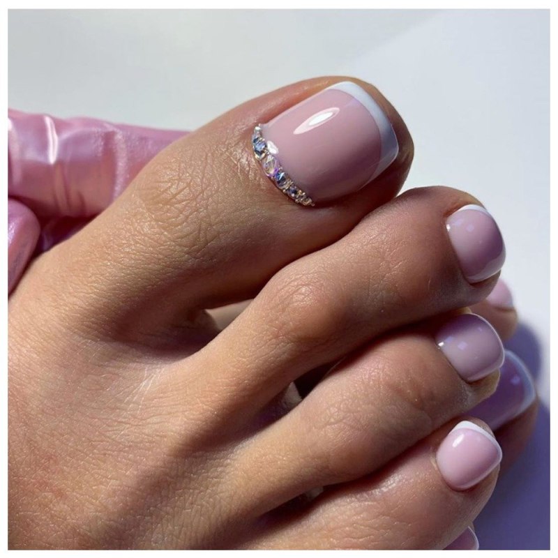 Сиреневый педикюр