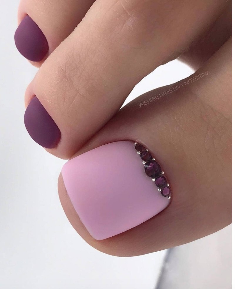 Сиреневый педикюр