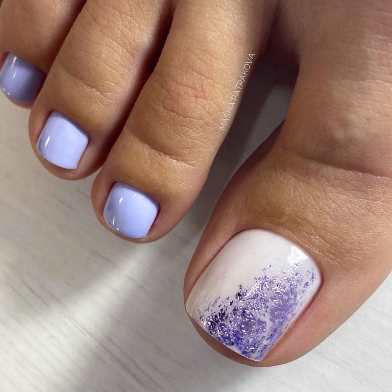 Педикюр в нежных тонах