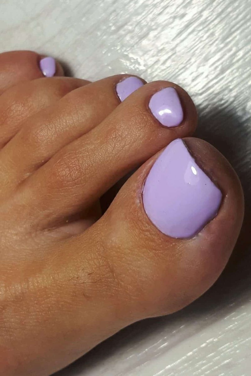 Красивый педикюр фиолетовый