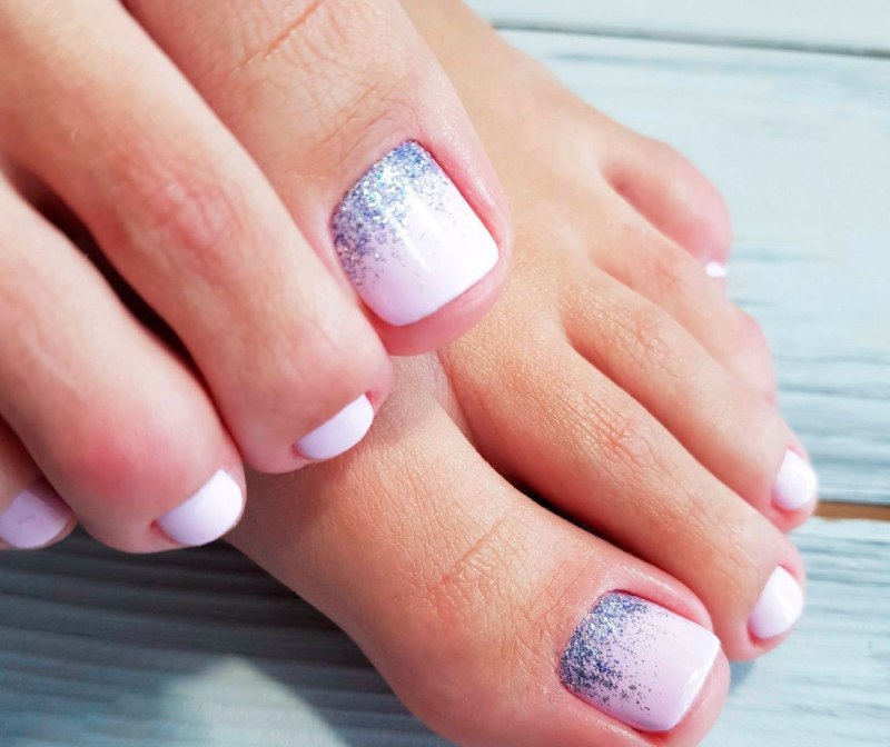 Педикюр в пастельных тонах с блестками