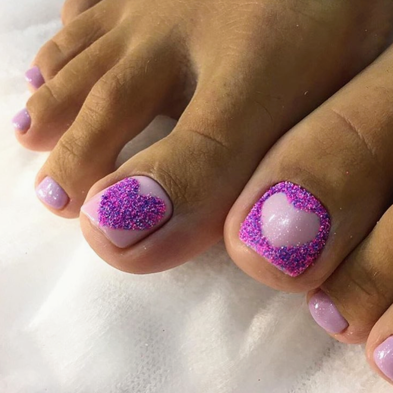 Фиолетовый шеллак педикюр