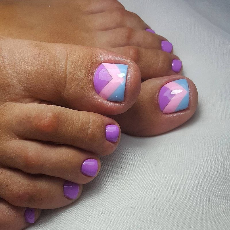 Сиреневый педикюр