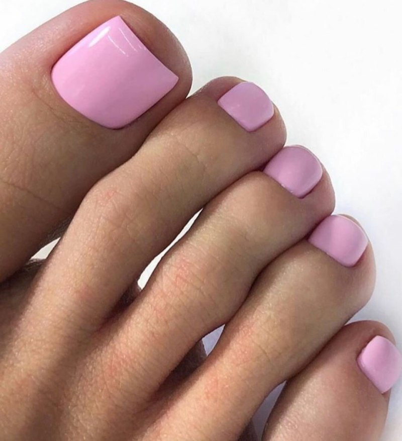 Сиреневый педикюр