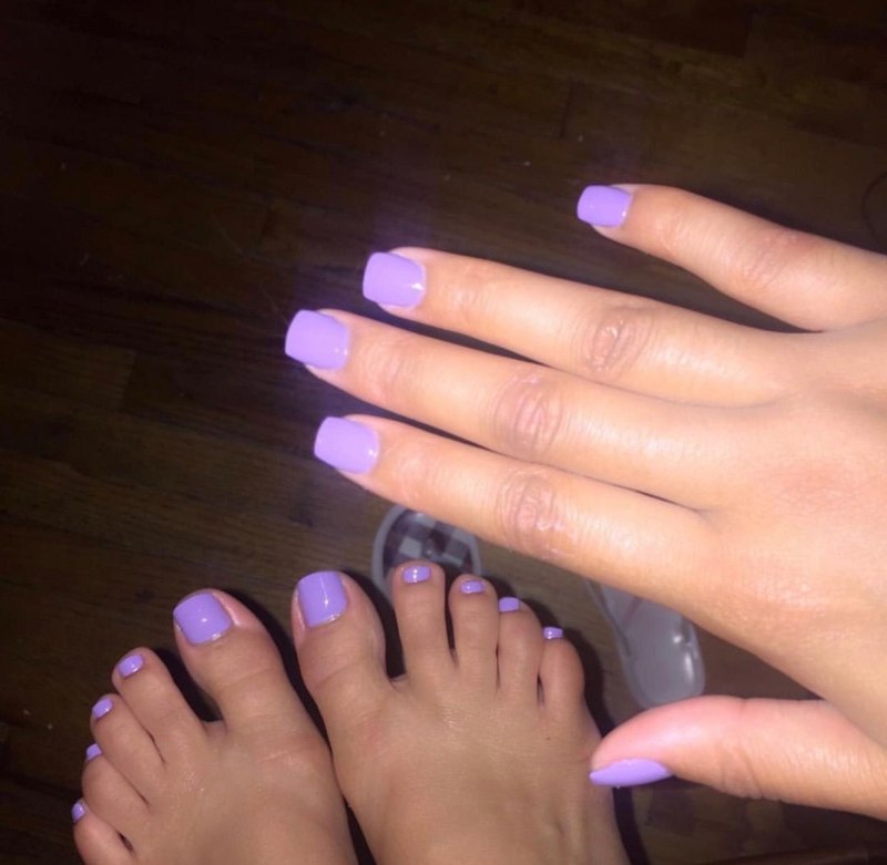 Педикюр фиолетовый