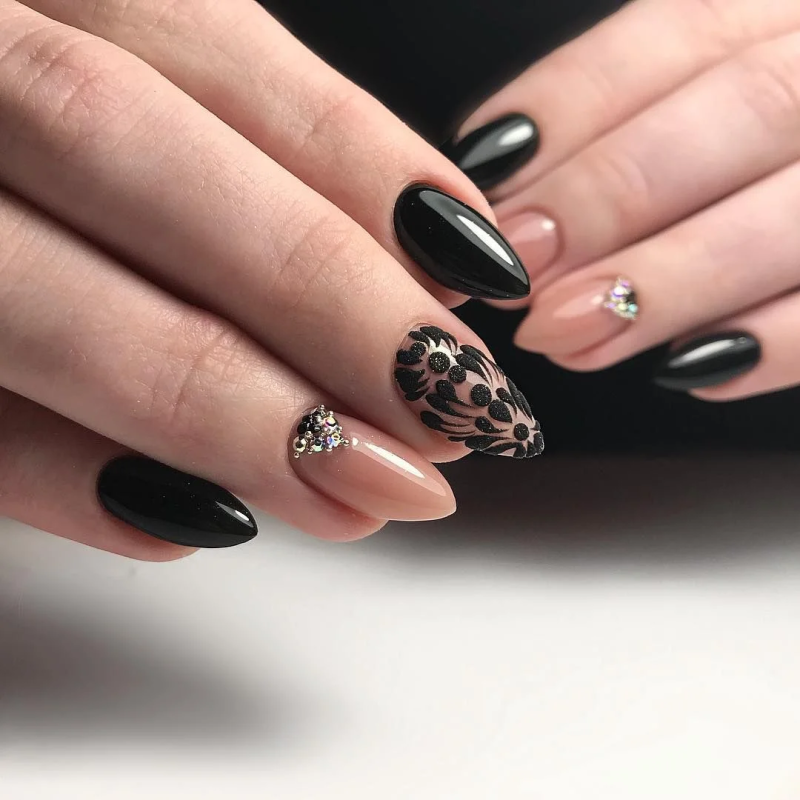 Черный френч на миндалевидных ногтях 2019
