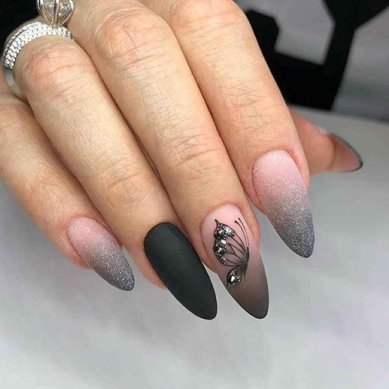 Ногти бежевые с черным