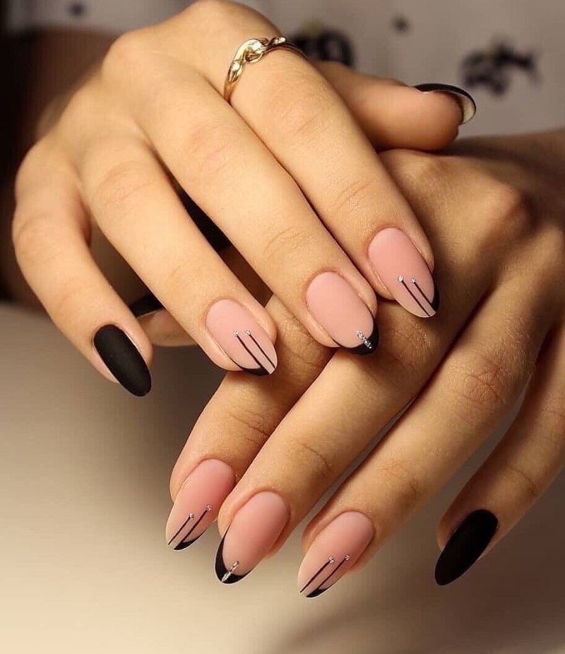 Наращивание ногтей миндаль черный френч