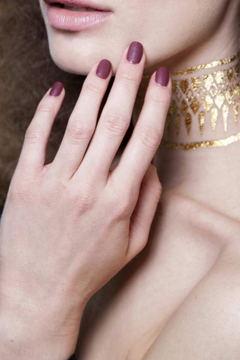 Маникюр на загорелой коже