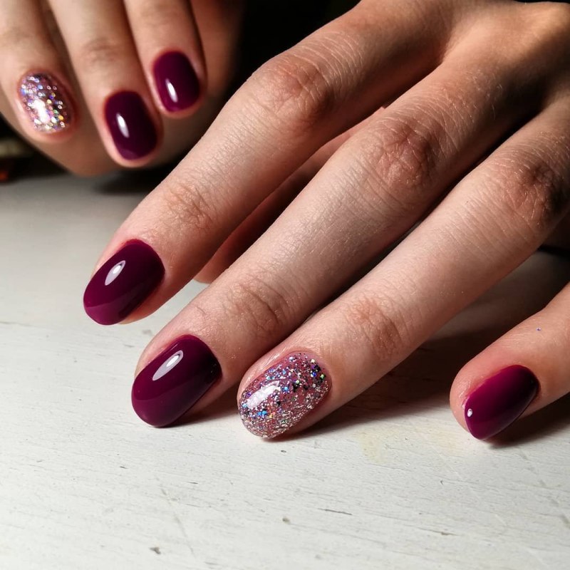 Малиновый маникюр на миндалевидных ногтях