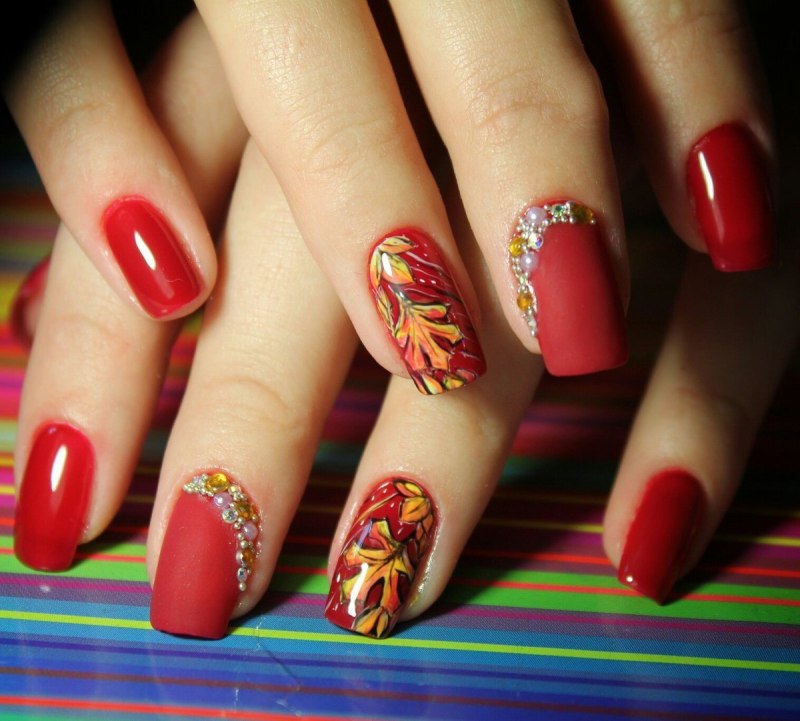 Бордовый маникюр