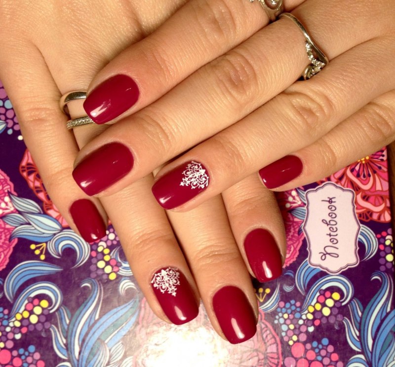 Малиновый маникюр на овальные ногти