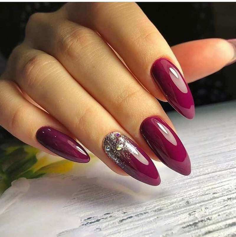 Маникюр ягодного цвета