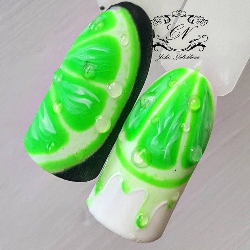 Маникюр с яблоком