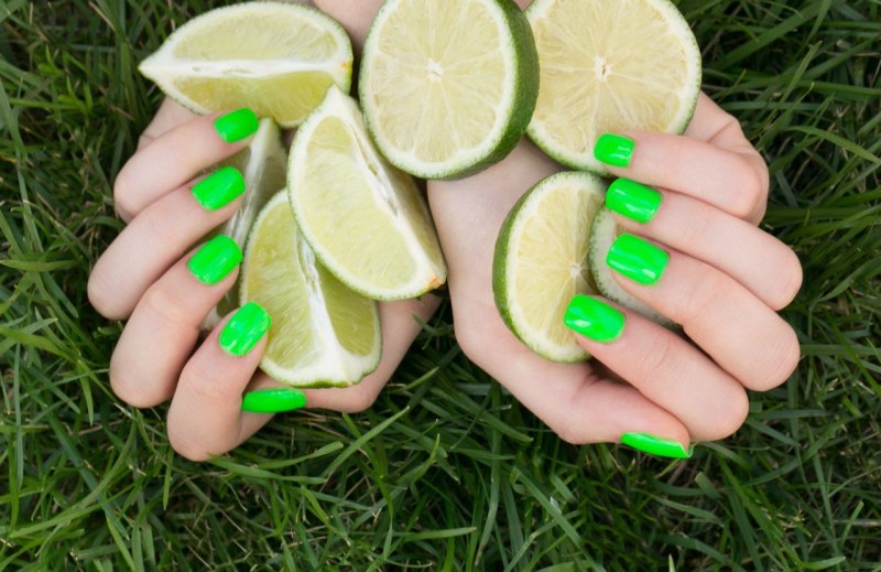 Маникюр лаймового цвета