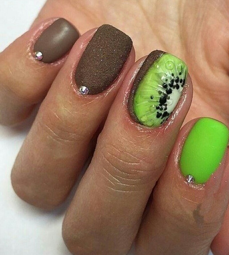 Салатовый маникюр