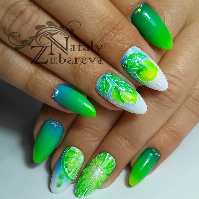 Зеленый маникюр с лунками