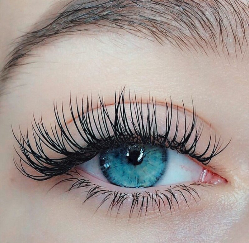 Тонкие нарощенные ресницы