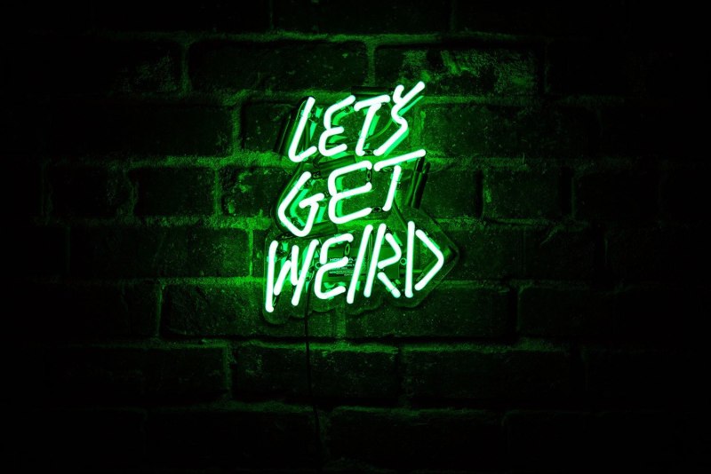 Неоновая вывеска на зелёной стене