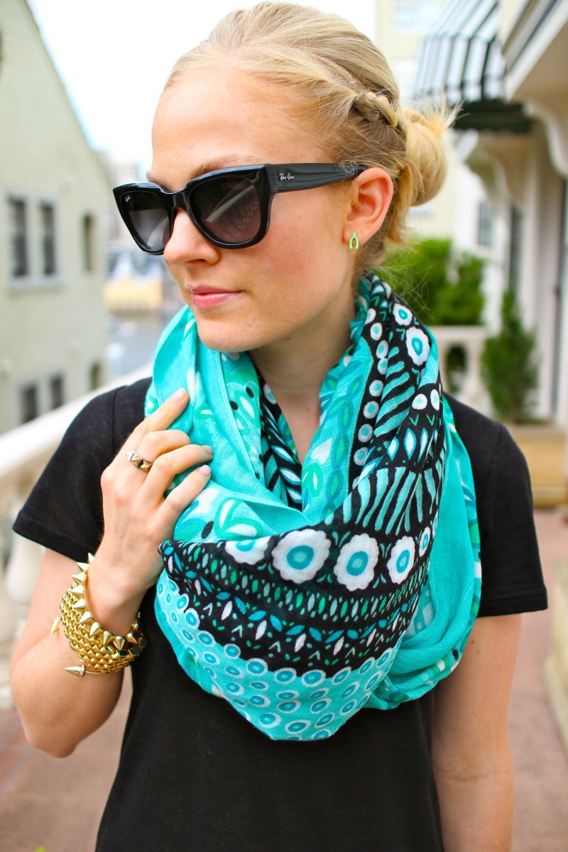 Сочетание к бирюзовым штанам