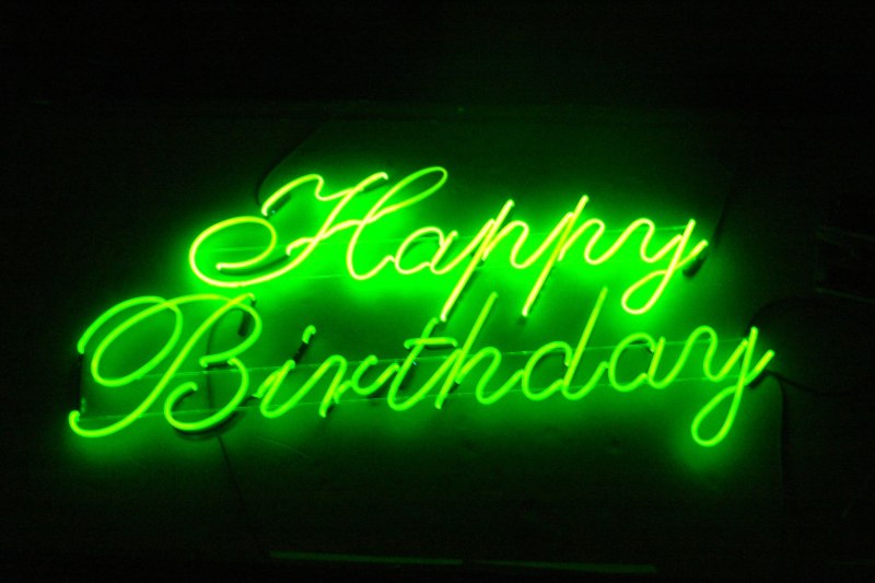Неоновая надпись с днем рождения