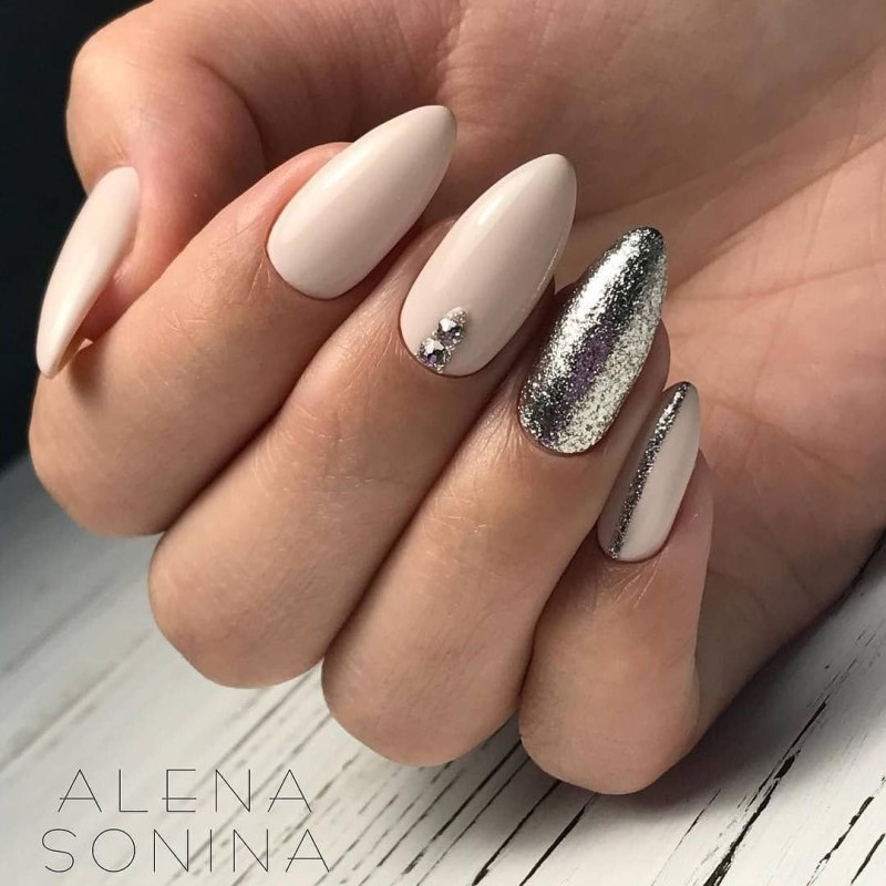Маникюр на короткие ногти Серерый