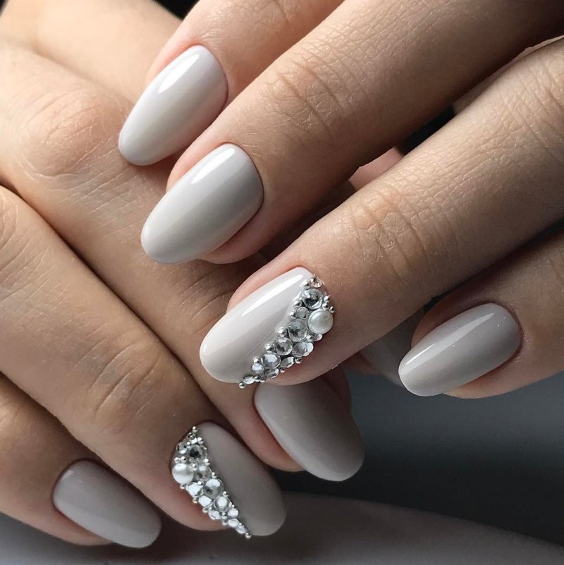 Серо белый маникюр