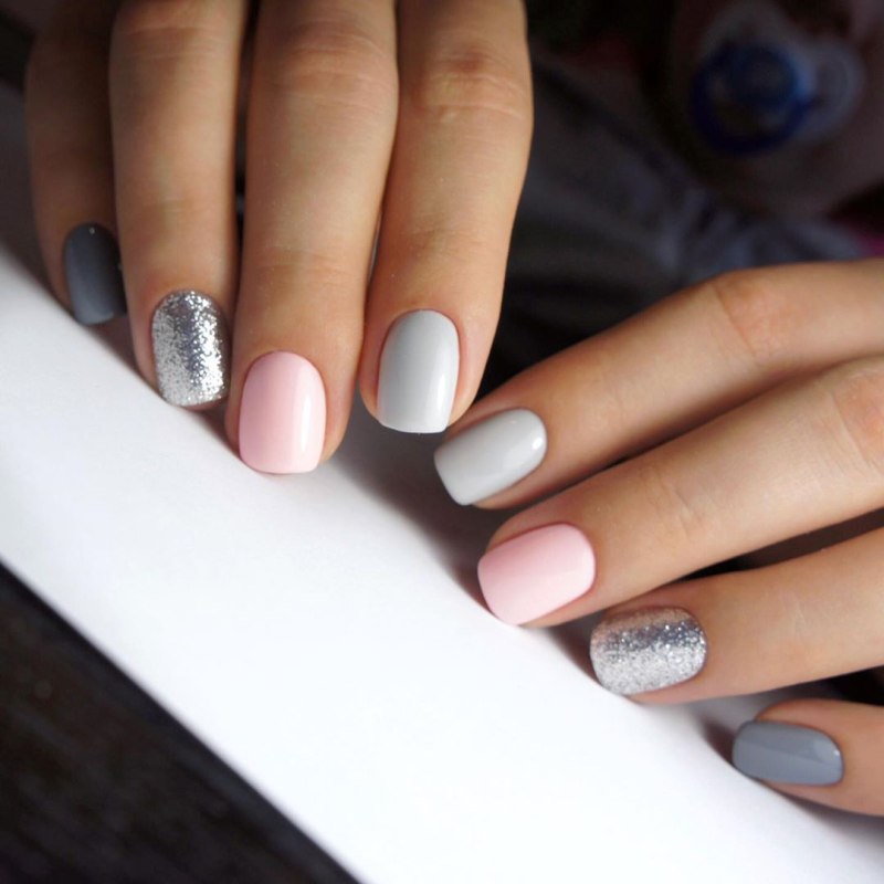 Серый маникюр на короткие ногти